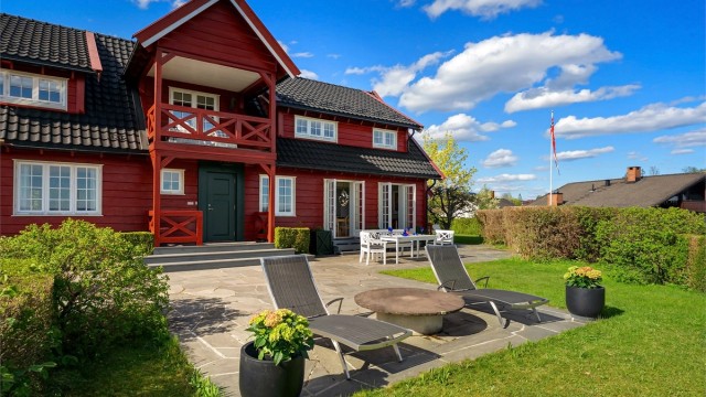 Velkommen til Tømtebakken 3 - en fantastisk enebolig fra 1910, betydelig oppgradert på 90-tallet og i 2012; her kombineres det klassiske med det moderne i perfekt harmoni. Foto: Zovenfra