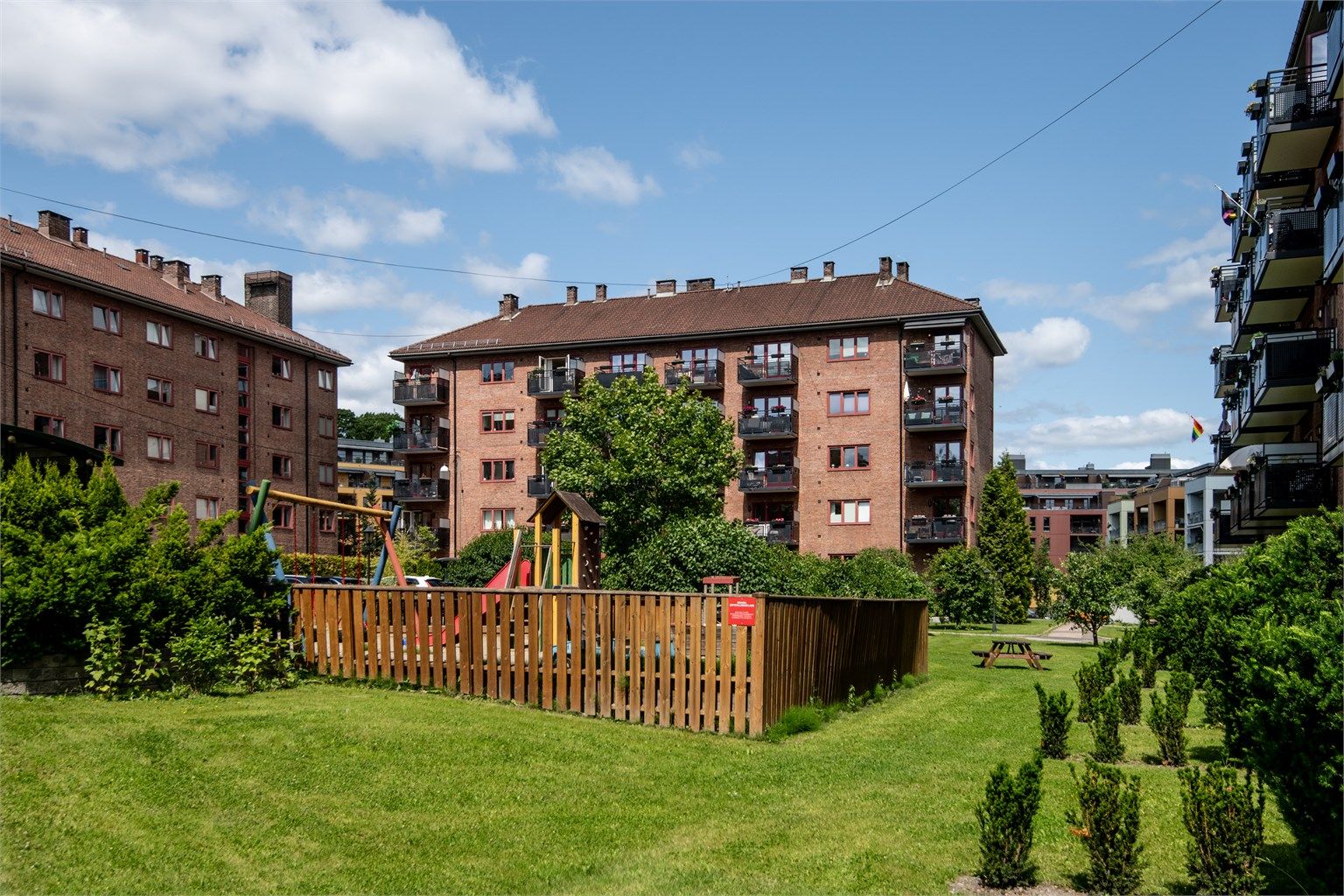 Borettslaget har nydelige parklignende fellesarealer mellom bebyggelsen. Tomten er skjermet og ekstremt godt vedlikeholdt av borettslaget. 
