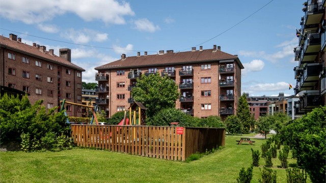Borettslaget har nydelige parklignende fellesarealer mellom bebyggelsen. Tomten er skjermet og ekstremt godt vedlikeholdt av borettslaget.