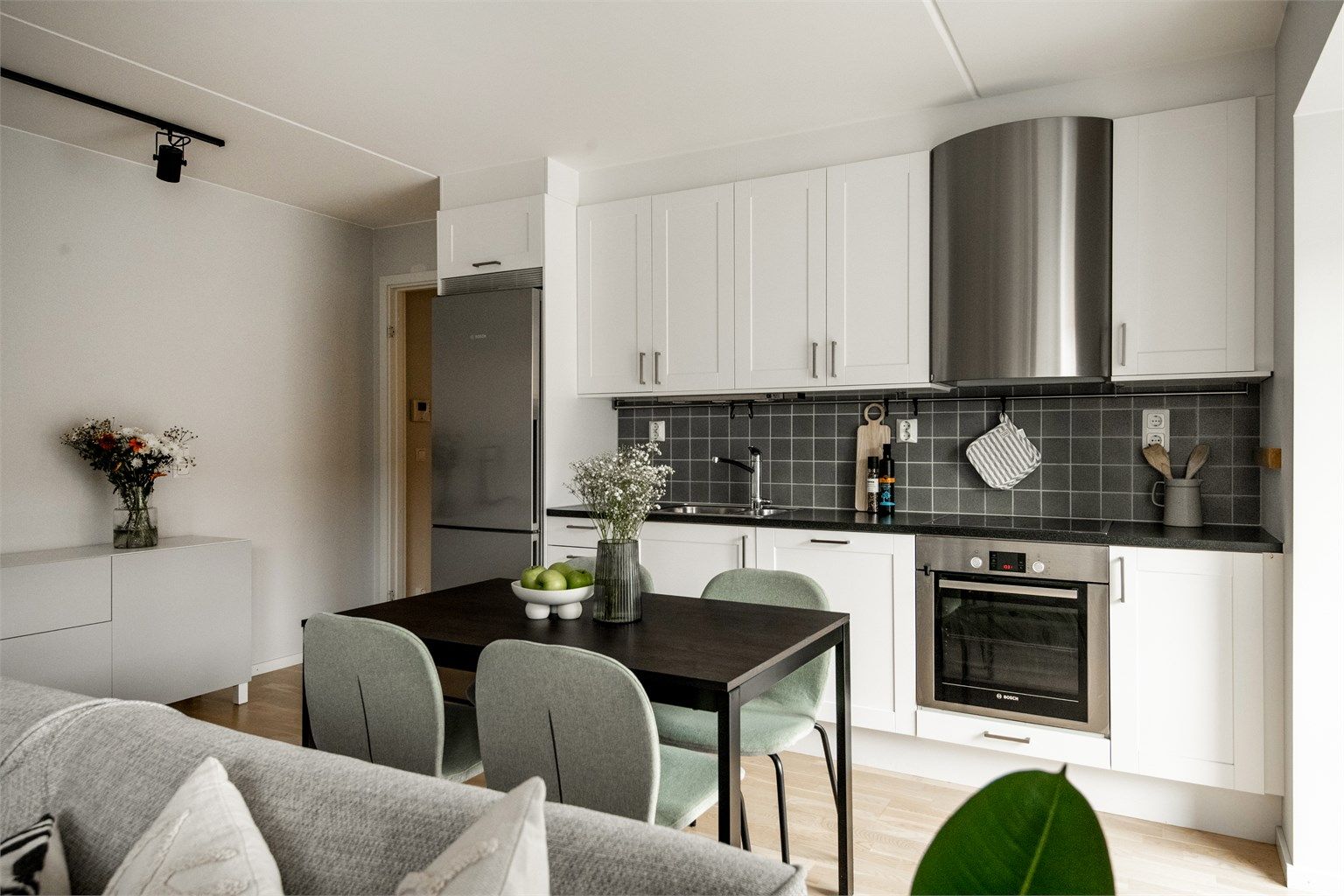 Plass til å sette opp spisebord mellom kjøkken og stue for å skape to soner.