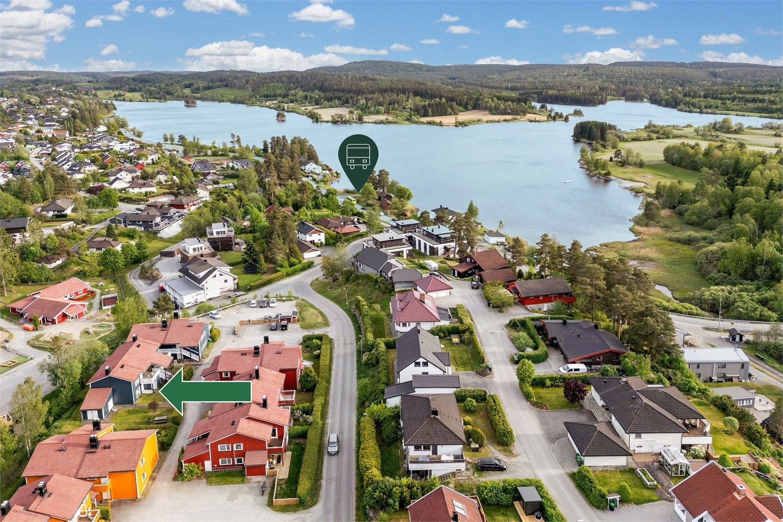Leiligheten har en flott beliggenhet med kort gangavstand til bussholdeplass og badestrand