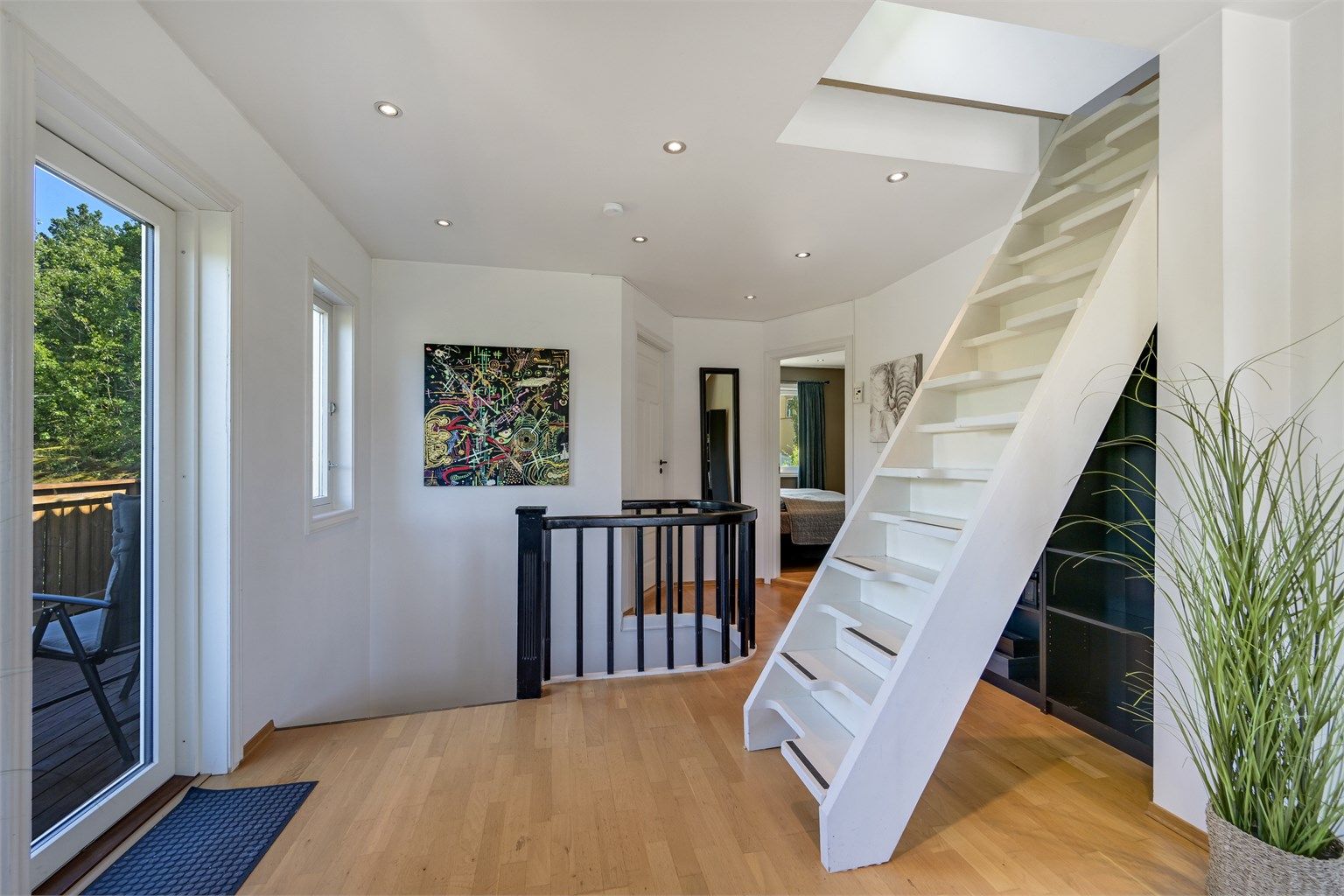 Stilig utforming med kule detaljer. 