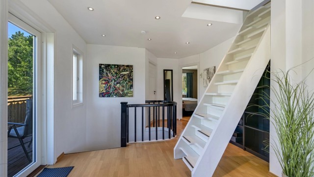 Stilig utforming med kule detaljer.