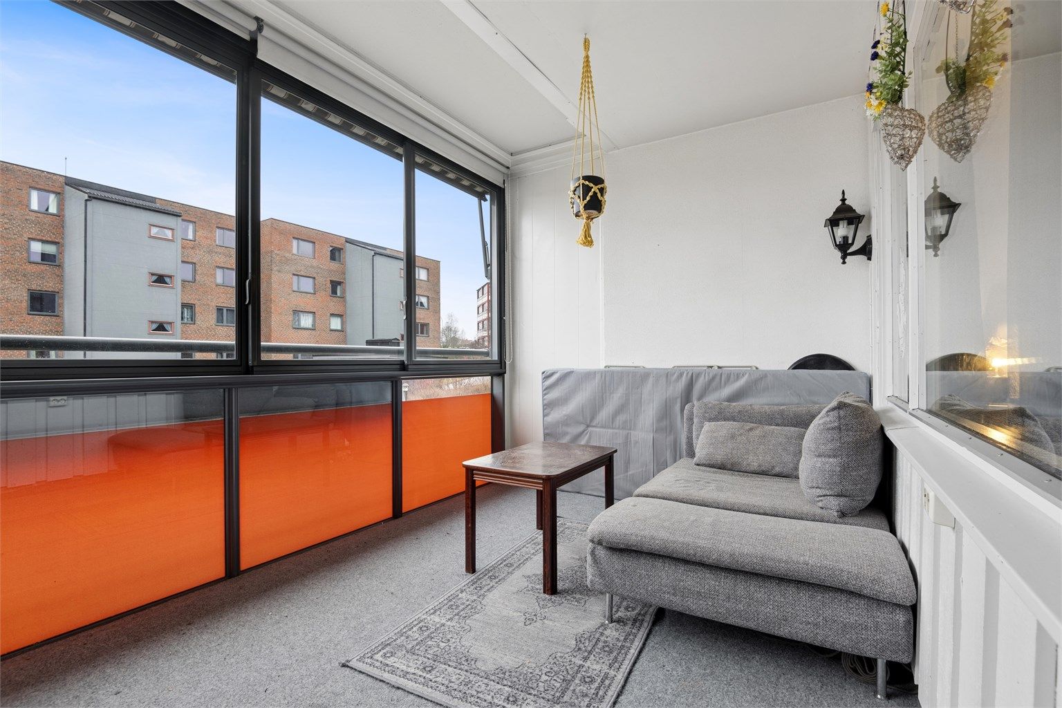 Den syd-vest vendte balkongen har gode solforhold og godt med plass til utemøbler.