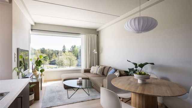 Stue, spisestue og kjøkken smelter sømløst sammen i en stilren og åpen løsning.