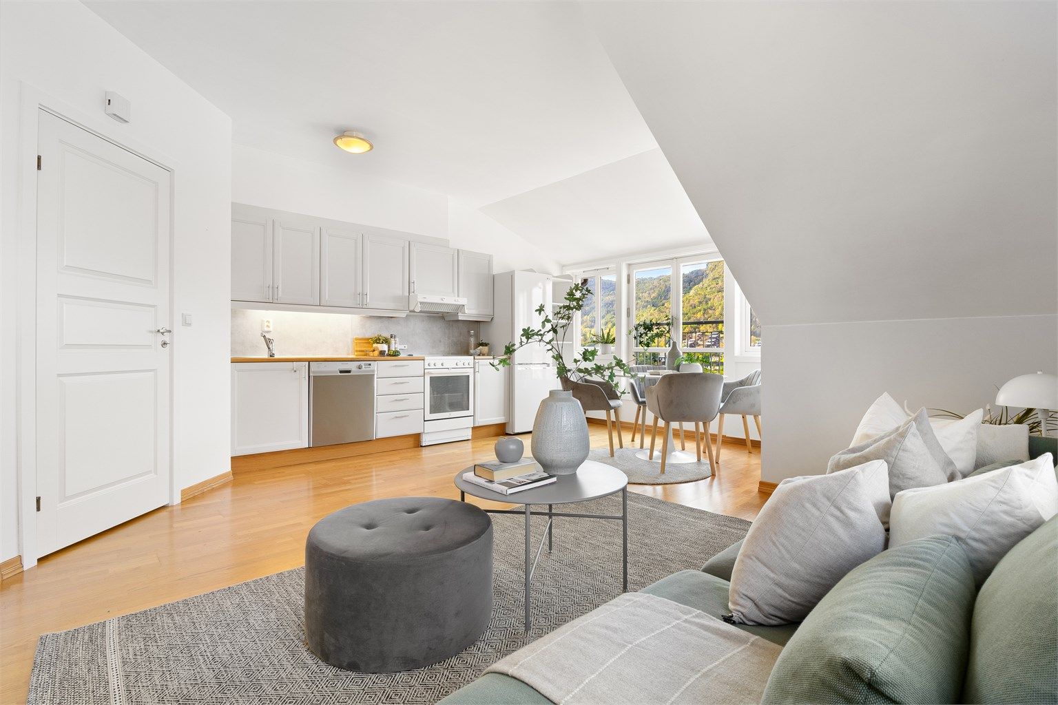 En fantastisk toppleilighet med god takhøyde og mye naturlig lys.