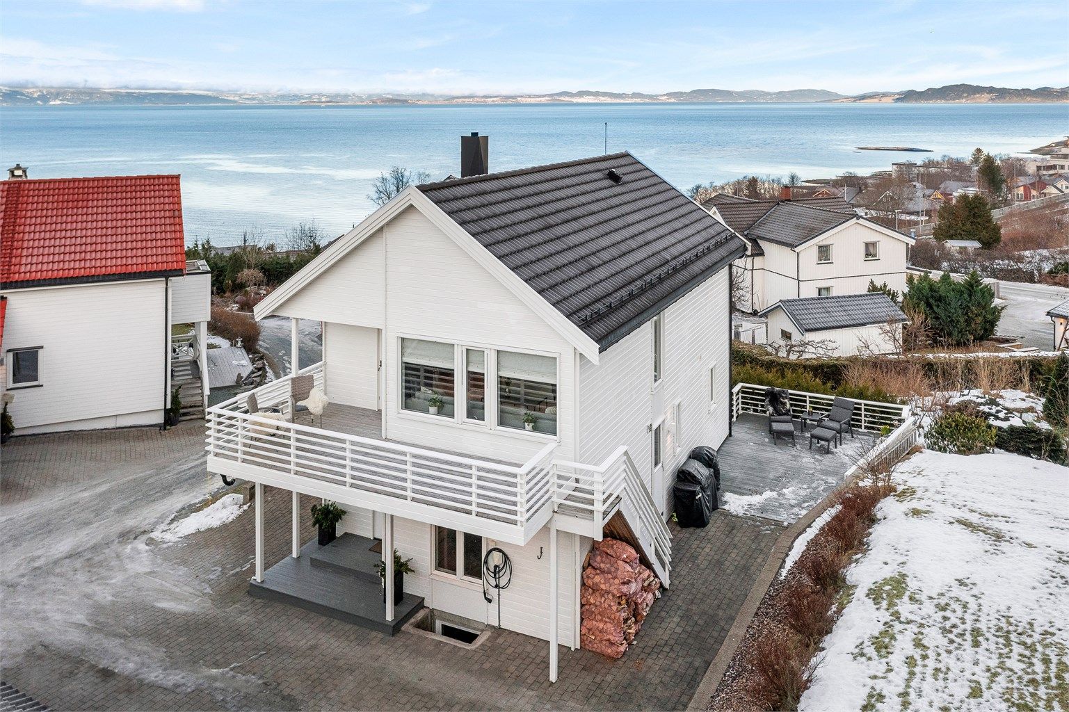Verandaen er naturlig tilknyttet de øvrige uteplassene med trapp ned til gårdsplass og terrasse på 26 kvm. 