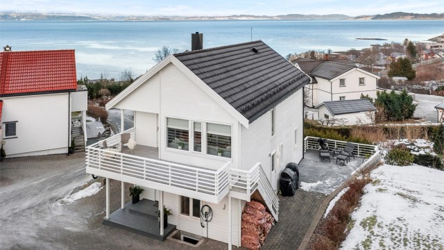 Verandaen er naturlig tilknyttet de øvrige uteplassene med trapp ned til gårdsplass og terrasse på 26 kvm.