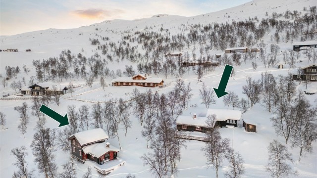 Eiendommen består av to separate hytter i tillegg til et lite anneks.