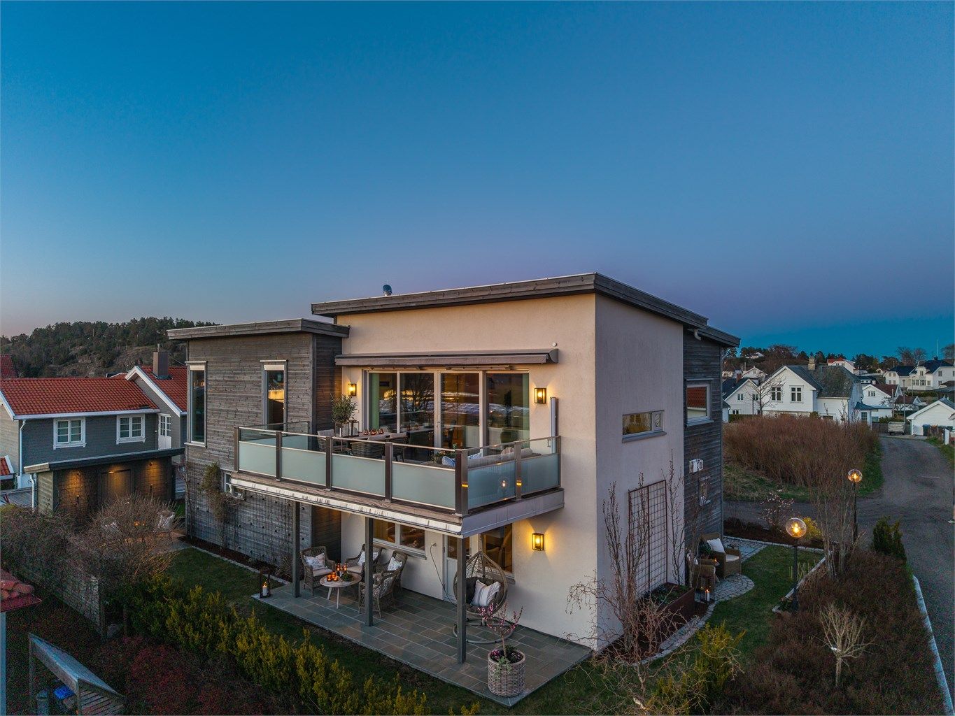 Boligen har uteplasser på begge plan, som gir fleksible soner for sol og sosialt samvær.