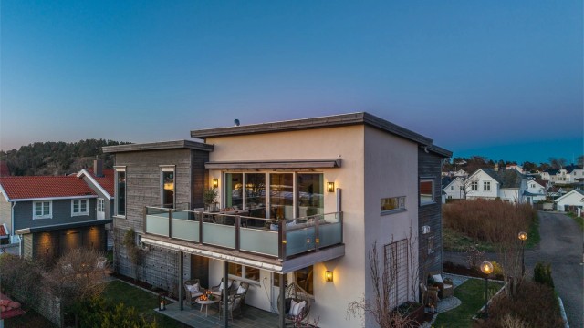 Boligen har uteplasser på begge plan, som gir fleksible soner for sol og sosialt samvær.