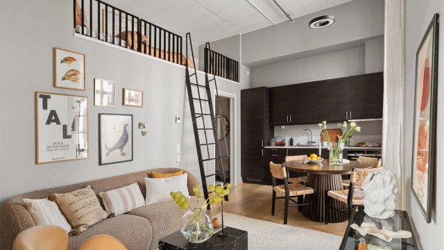 Oppholdsrommet har god plass til både sofagruppe og spisebord, og gir en sosial og innbydende sone for både hverdagsliv og gjester.