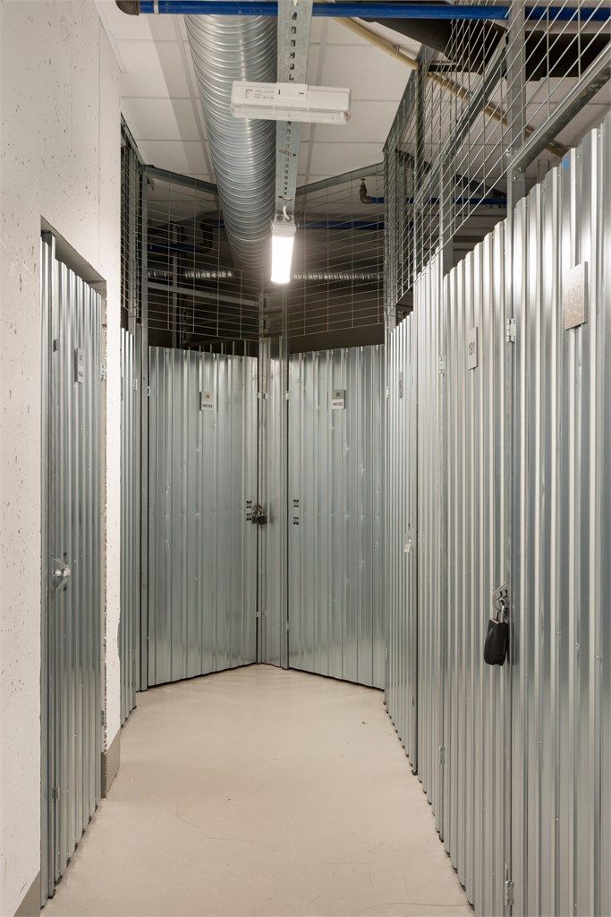 Leiligheten disponerer en bod på 5 m² i kjelleren, i tillegg til en intern bod.