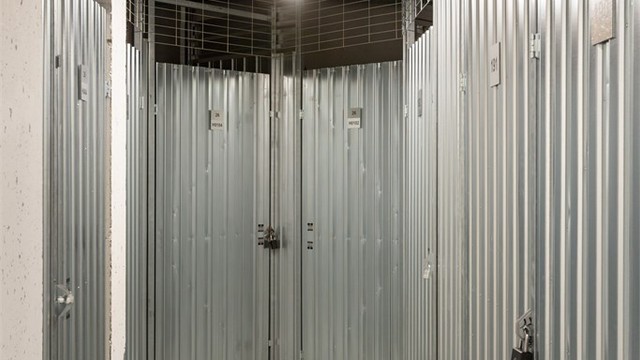 Leiligheten disponerer en bod på 5 m² i kjelleren, i tillegg til en intern bod.