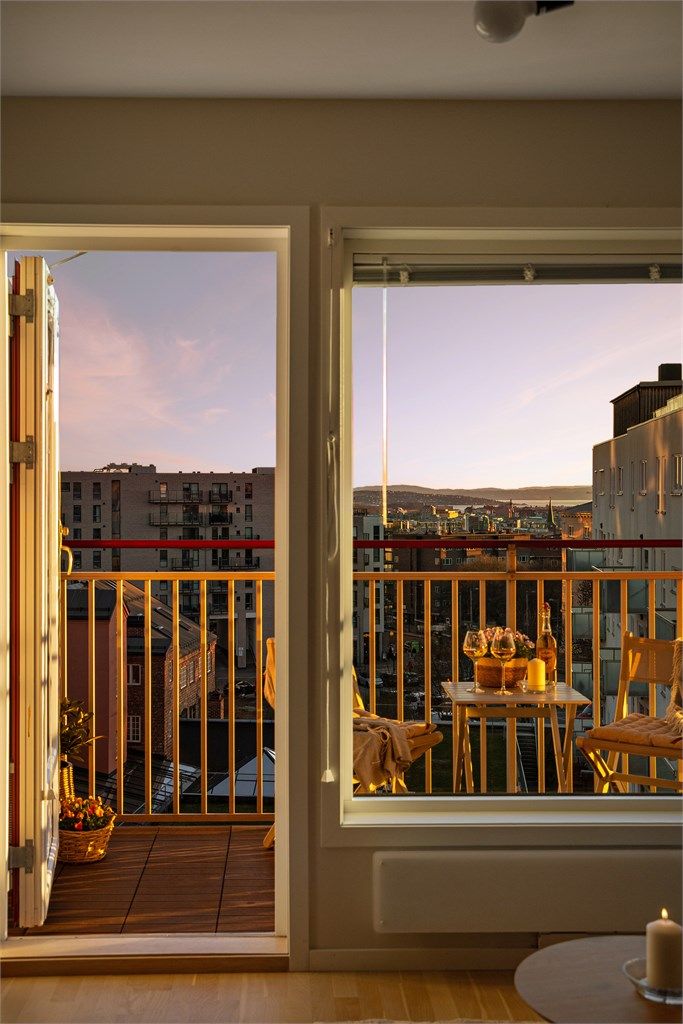 Utsikt fra stuen ut mot balkongen.