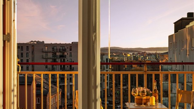 Utsikt fra stuen ut mot balkongen.