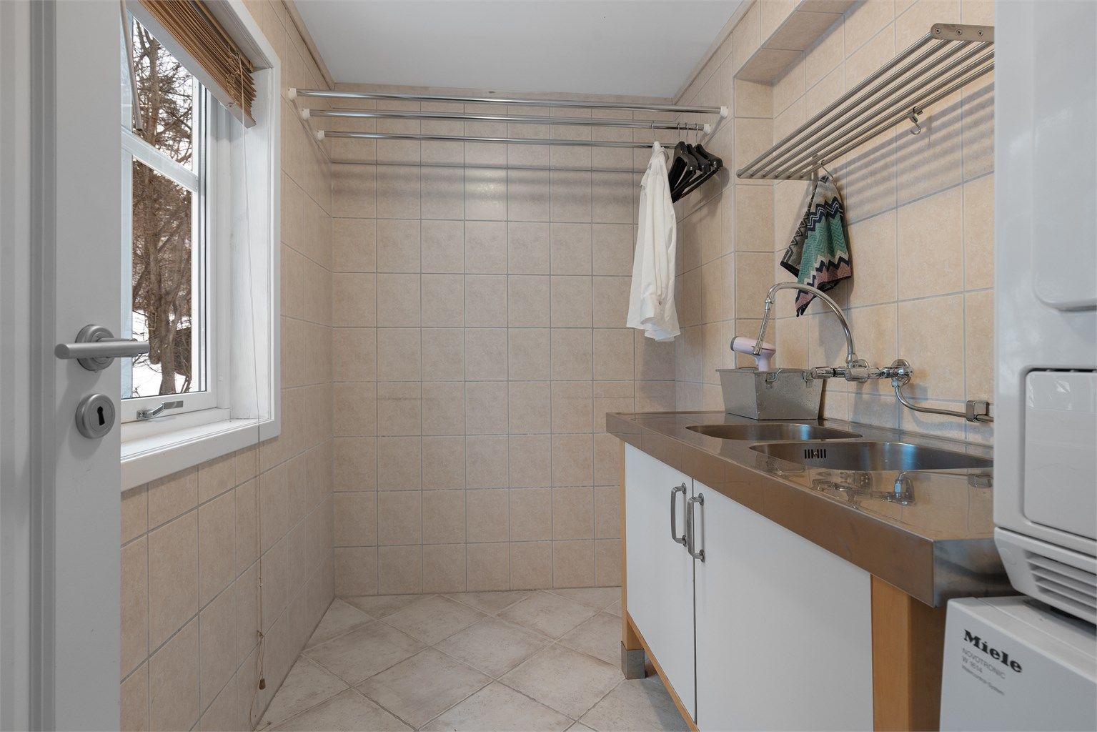 Praktisk vaskerom i tilknytning til entré