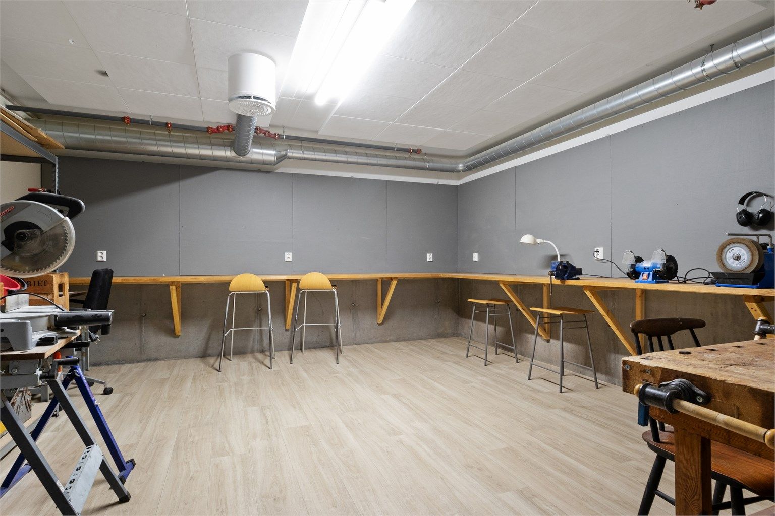 Sameiet har felles hobbyrom med diverse verktøy og mye benkeplass.