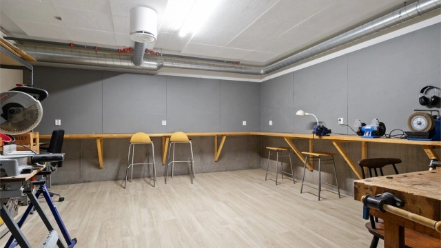Sameiet har felles hobbyrom med diverse verktøy og mye benkeplass.