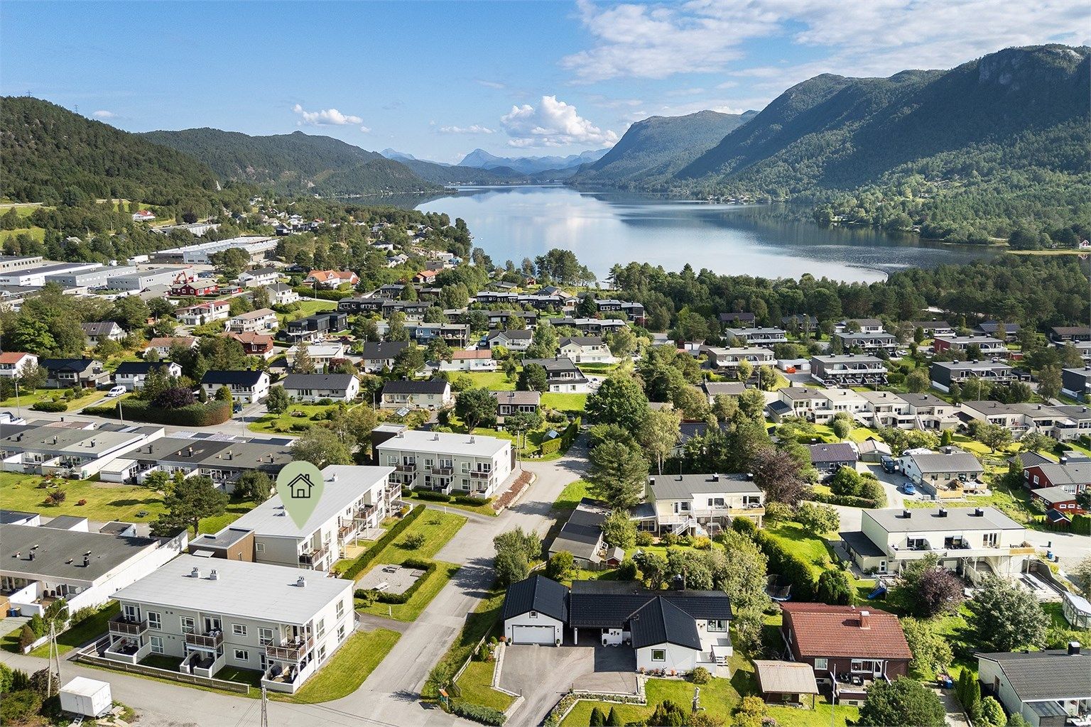 Eiendommen ligger et steinkast fra friområdet ved Brusdalsvannet.