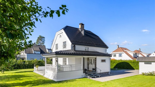 Flott villa fra 1923 med en stor, solrik og flat tomt på ca 1.3 mål