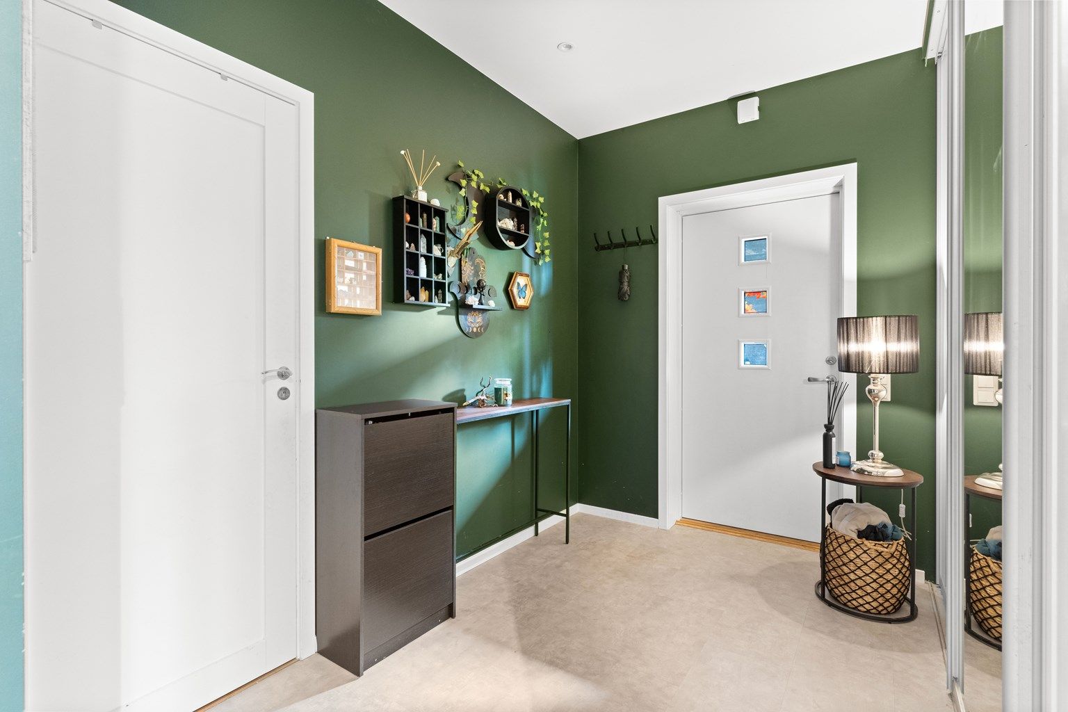 Entreen gir et hyggelig førsteinntrykk av leiligheten. Varme farger på veggen for å gi en lun og koselig romfølelse.