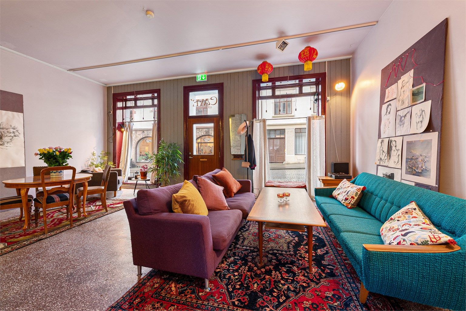 Forretningslokale med store vinduer ut mot Kirkegata