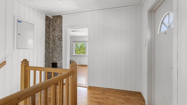 Innvendige overflater 1. etasje: Laminat på gulv. Plater, tapet og panel på vegger. Tak-ess i himling.