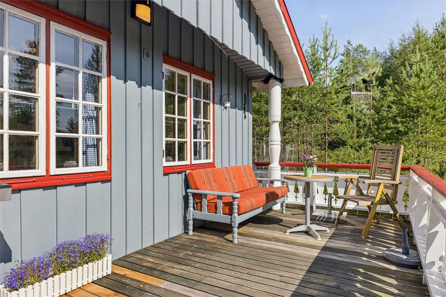 Solrik terrasse i stille omgivelser.