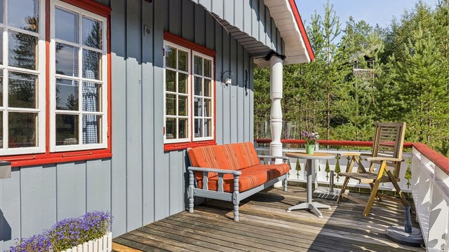 Solrik terrasse i stille omgivelser.