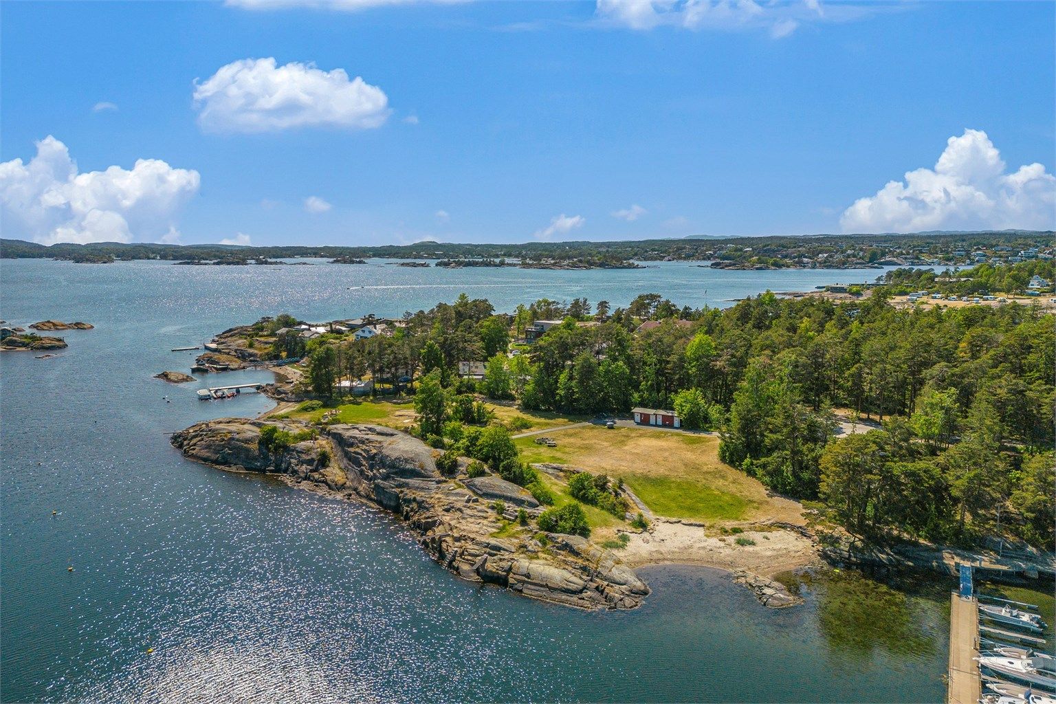 For de aller minste er området et lite paradis med friområder, store skogsområder og bademuligheter rett i nærheten. 