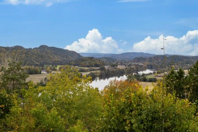 Utsikt fra terrassen over Lågen og landlige omgivelser