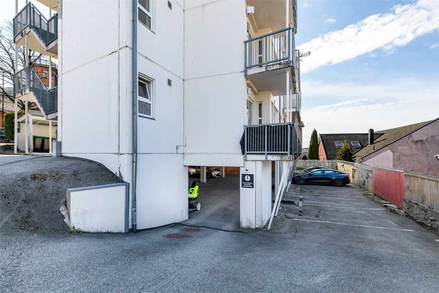 Leiligheten har tinglyst utvendig biloppstillingsplass, merket med 8. Boden finnes i garasjeanlegget.