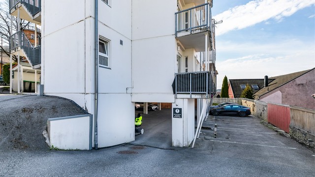 Leiligheten har tinglyst utvendig biloppstillingsplass, merket med 8. Boden finnes i garasjeanlegget.