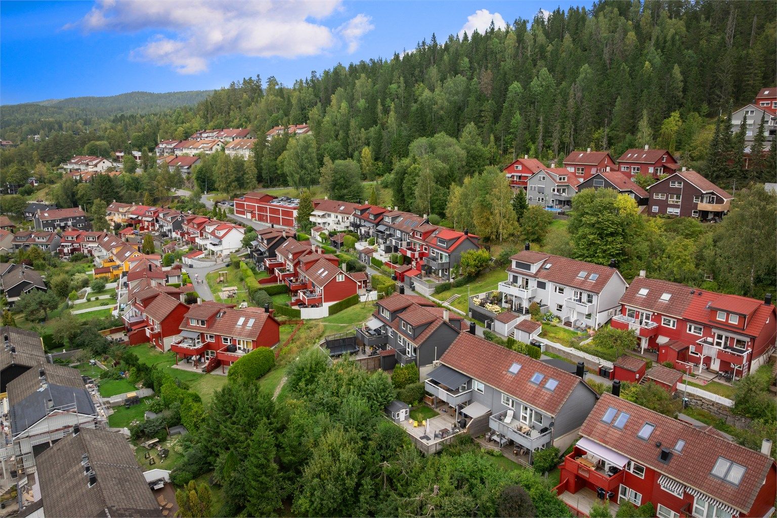 Nærområdet byr på et bredt spekter av fritidsaktiviteter og flotte fasiliteter. Lommedalen og Helset idrettslag disponerer flere flotte og nye idrettsanlegg i nærområdet