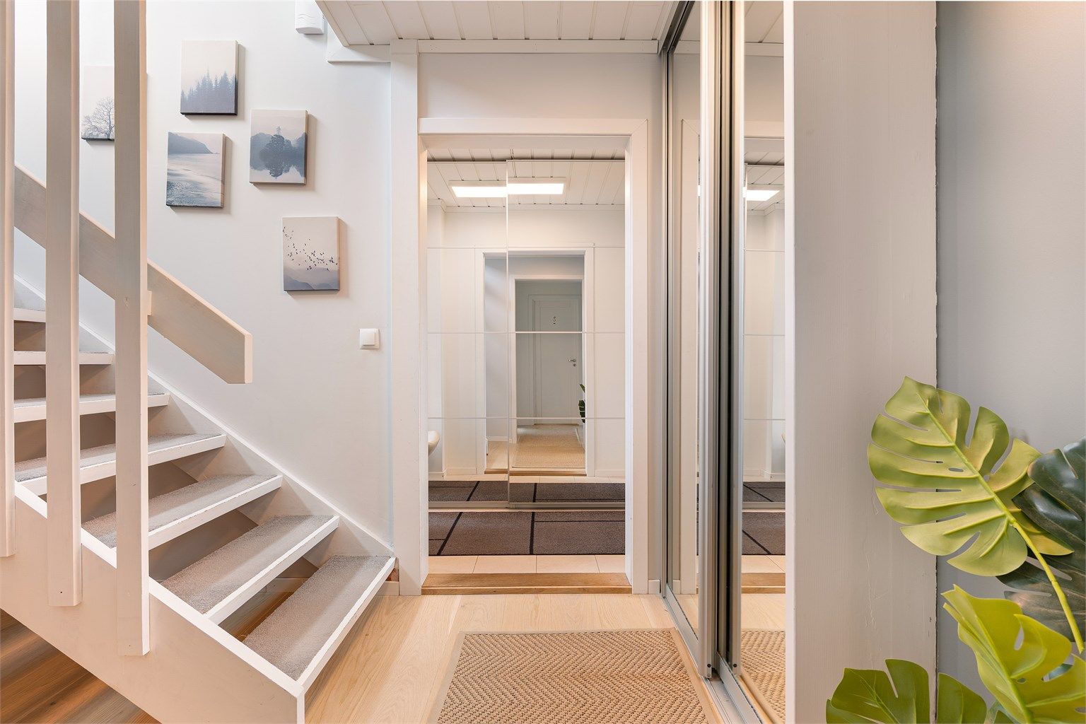 Skyvedørsgarderobe med helfigurspeil er installert i både trapperommet og gangen. Her oppbevares yttertøyet lett tilgjengelig 