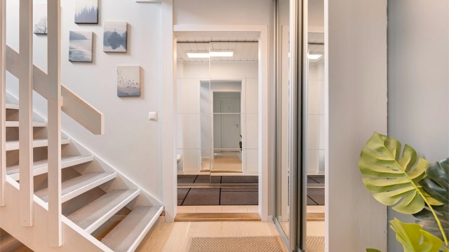Skyvedørsgarderobe med helfigurspeil er installert i både trapperommet og gangen. Her oppbevares yttertøyet lett tilgjengelig