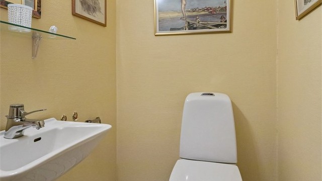 Toalettrom praktisk plassert ved entréen/gangen