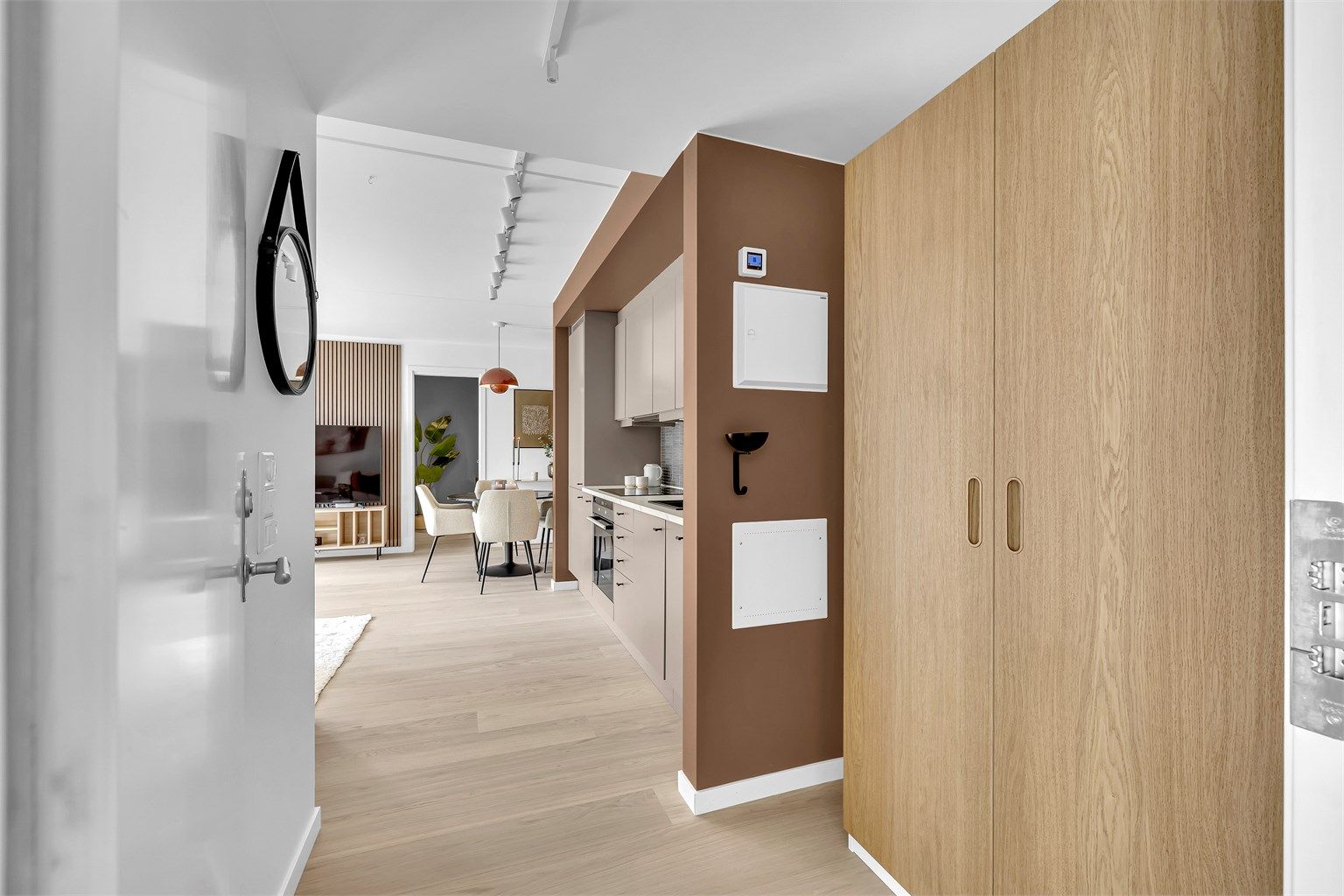 Her kan du flytte rett inn i et tidsmessig bomiljø, med moderne fargevalg og flotte innredningsdetaljer. 