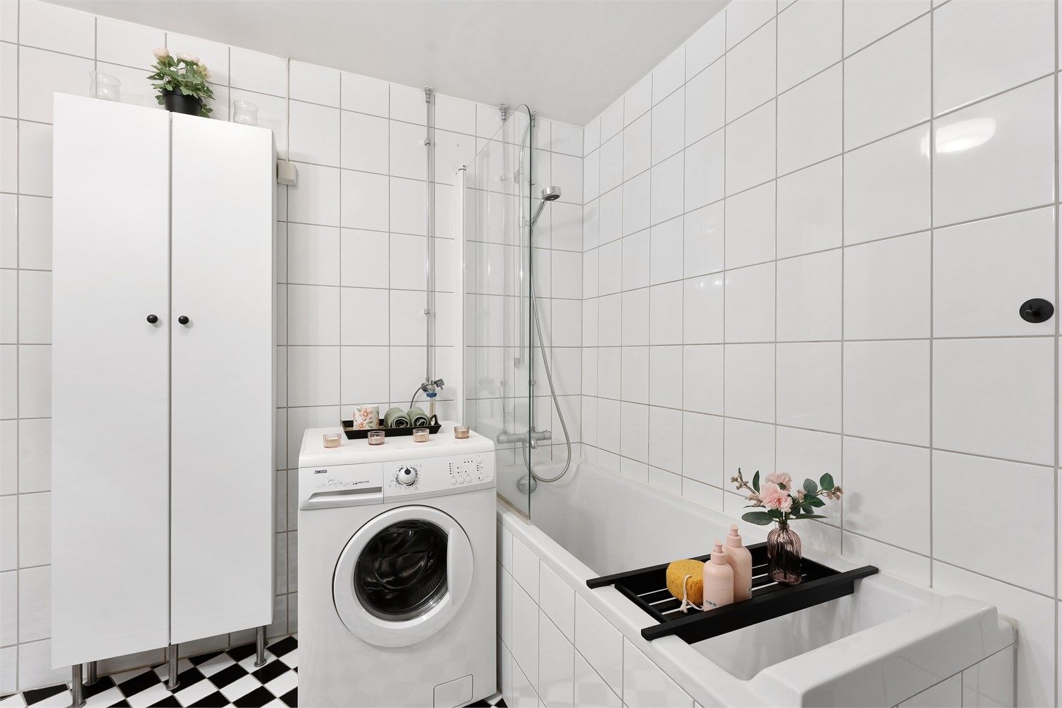 Badet er innredet med plass til både vaskemaskin og ekstra oppbevaring.