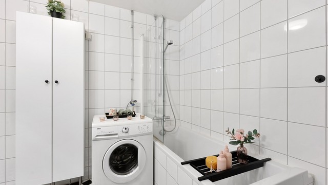 Badet er innredet med plass til både vaskemaskin og ekstra oppbevaring.