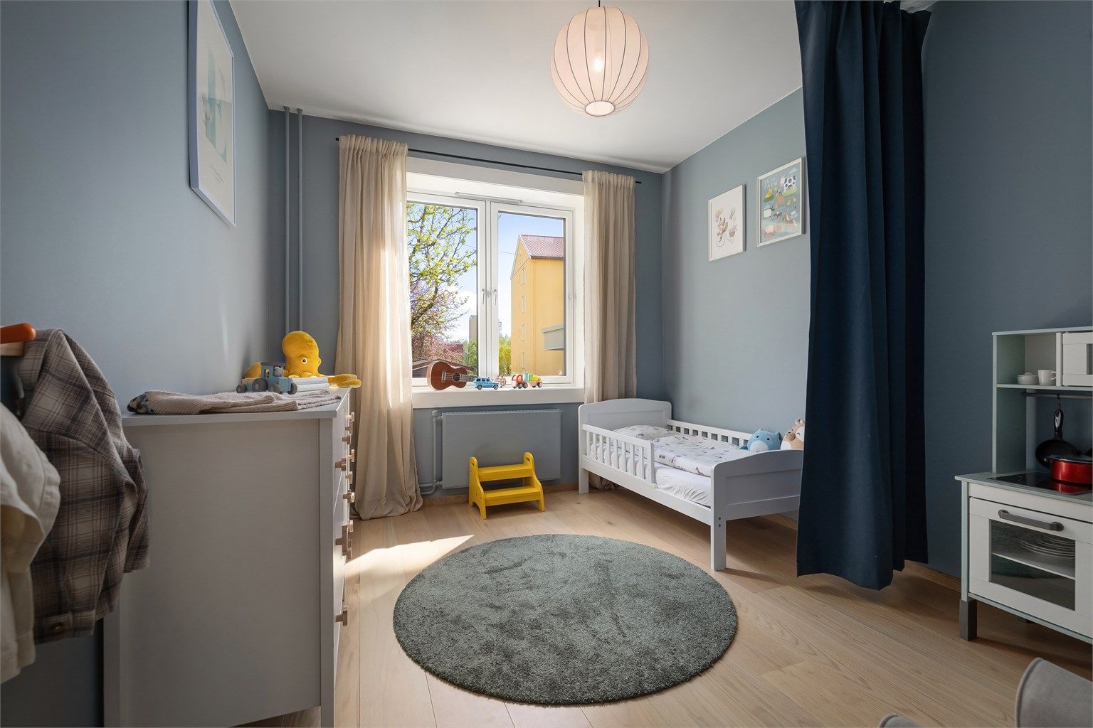 Passer fint som barnerom, gjesterom eller kontor 