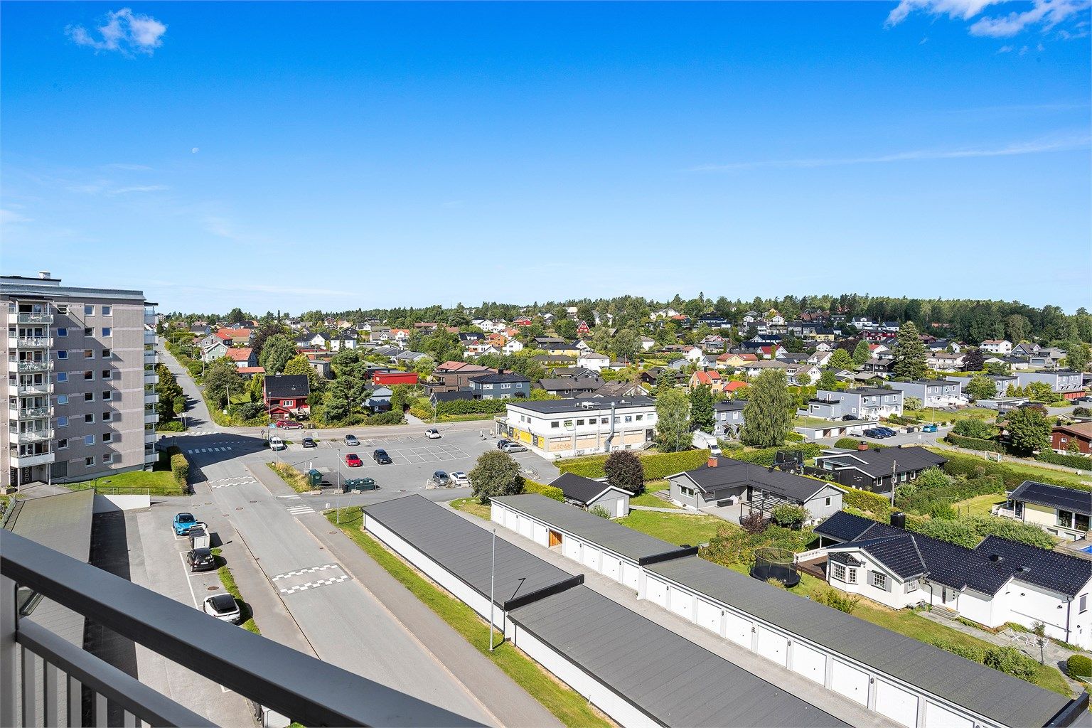 Utsikt mot garasjerekkene og nærområdet.