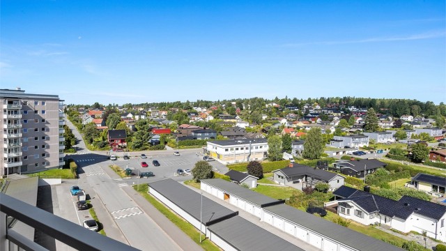 Utsikt mot garasjerekkene og nærområdet.