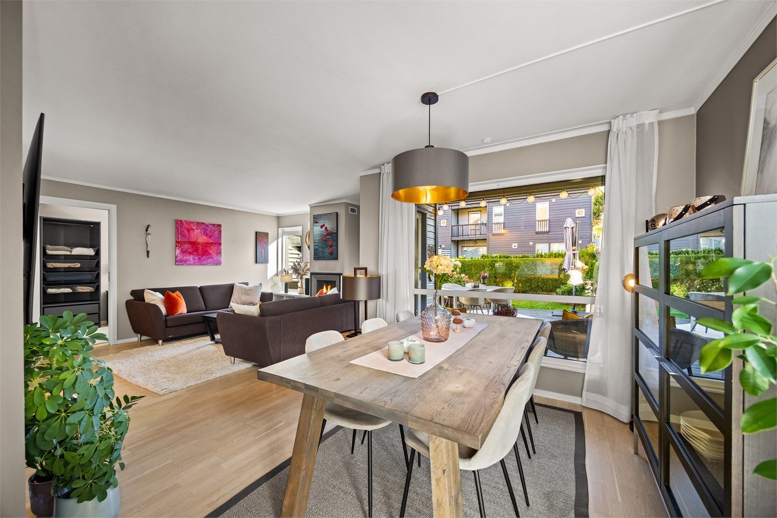 Spisestuen har plass til et langbord hvor man kan samle mange, rommet og har store vindusflater mot hagen.