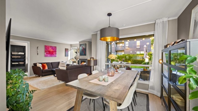 Spisestuen har plass til et langbord hvor man kan samle mange, rommet og har store vindusflater mot hagen.