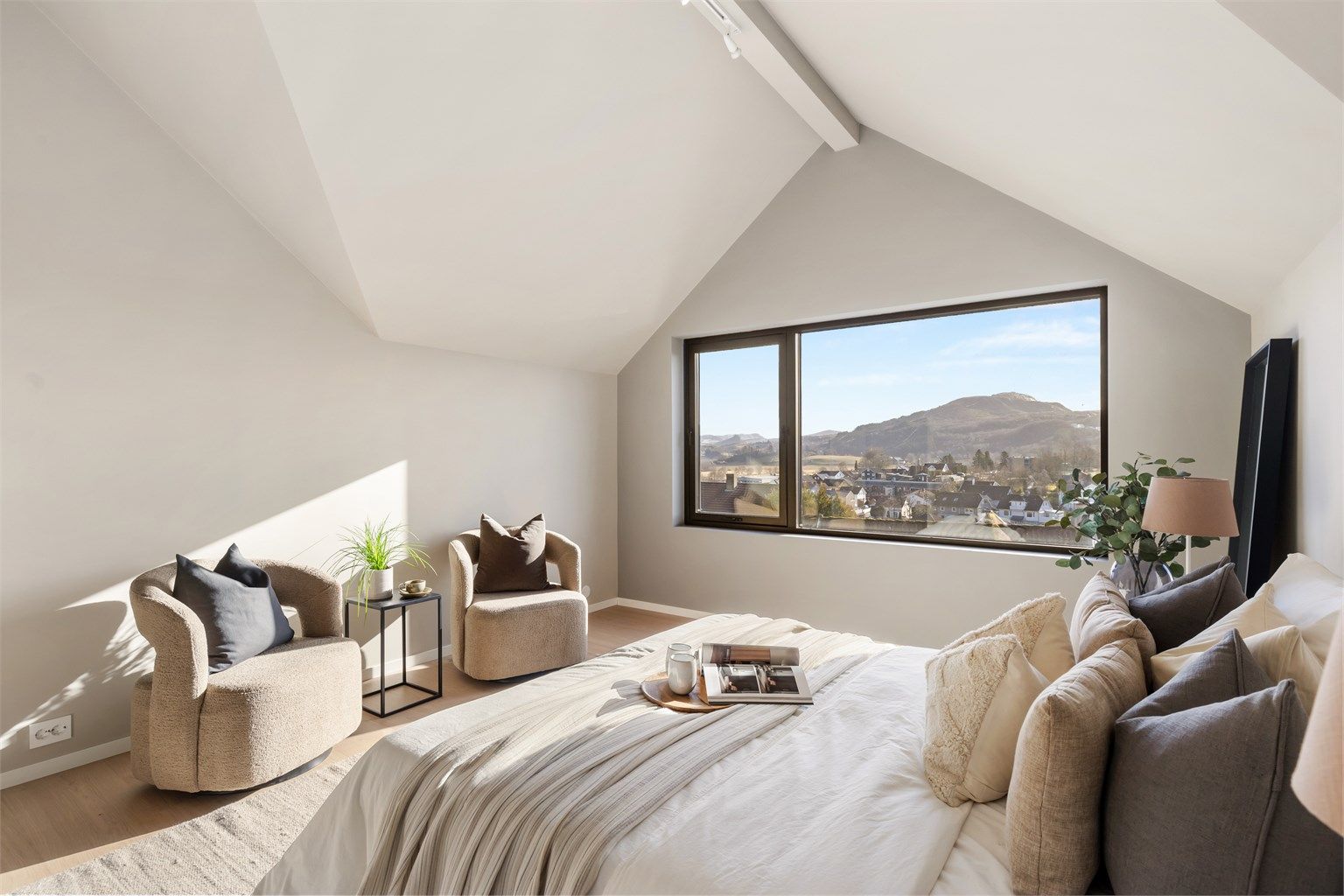 Boligen har flere gode soverom som også egner seg som kontor eller gjesterom.