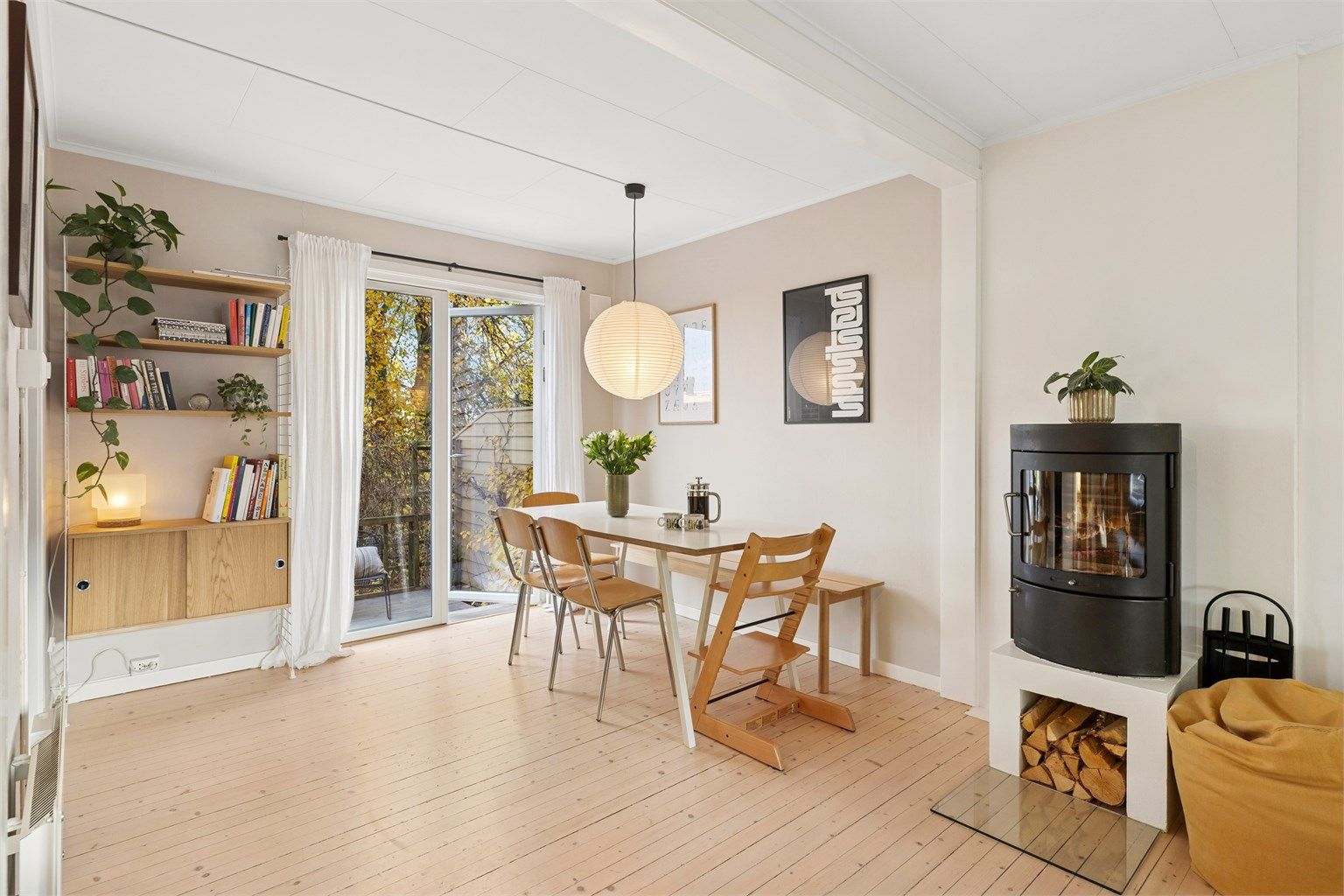 De originale tregulvene og den funksjonelle vedovnen gir spisestuen en varm og sjarmerende atmosfære.