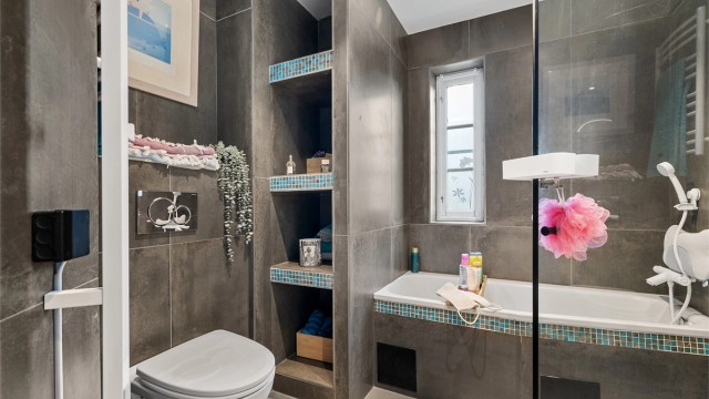 Badet ble oppgradert i 2022 og framstår som både praktisk og pent.