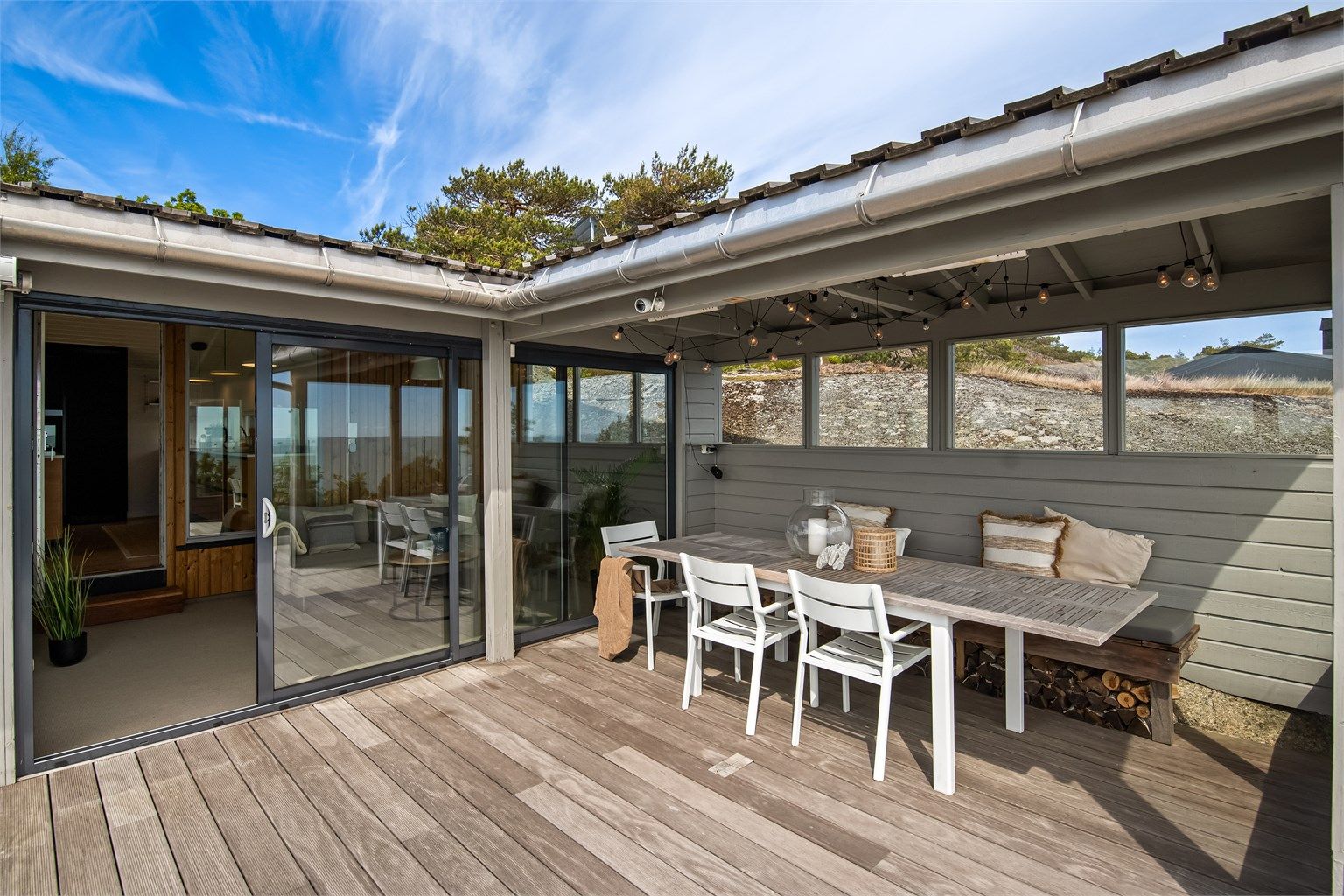 Deler av uteplassen er overbygget med god plass til stort langbord for hele familien. Her er det også montert varmeovner. Perfekt for lange sommerkvelder med venner og familie.